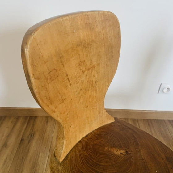 Image 1 of Paar vintage brutalistische driepootstoelen van massief hout