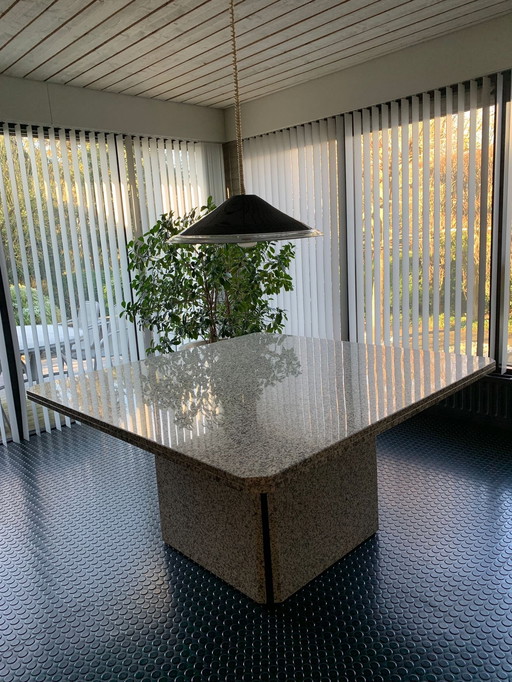 Stijlvolle Marmeren Tafel 140X140 Met Bijpassende Italiaanse Designlamp