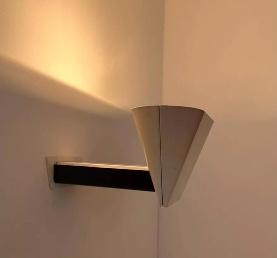 Image 1 of Modernistische wandlamp in crème en zwart gelakt metaal, Italië 1970