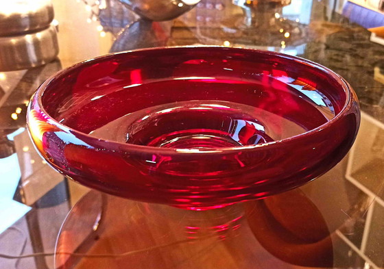 Image 1 of Fruitbeker of lege buidel Helderrood glas 70s Diameter 24,5 cm