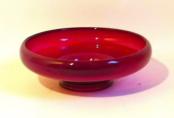 Image 1 of Fruitbeker of lege buidel Helderrood glas 70s Diameter 24,5 cm