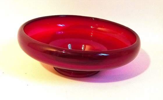 Image 1 of Fruitbeker of lege buidel Helderrood glas 70s Diameter 24,5 cm