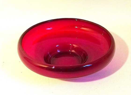 Image 1 of Fruitbeker of lege buidel Helderrood glas 70s Diameter 24,5 cm