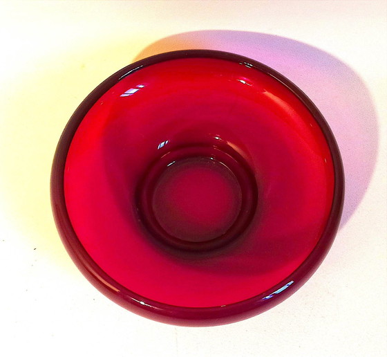 Image 1 of Fruitbeker of lege buidel Helderrood glas 70s Diameter 24,5 cm