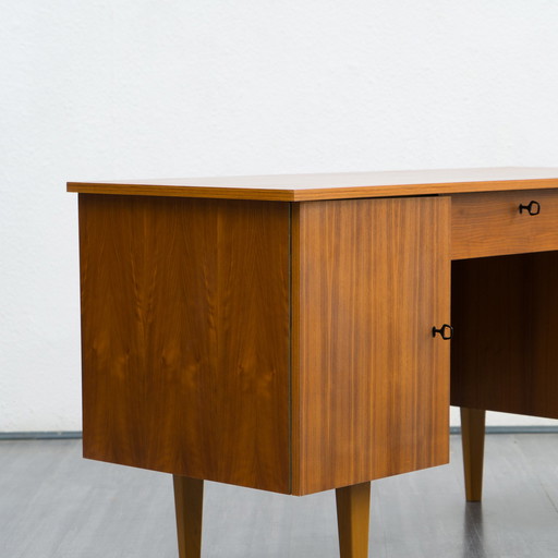 Notenhouten bureau uit de jaren 60, gerestaureerd