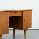 Notenhouten bureau uit de jaren 60, gerestaureerd