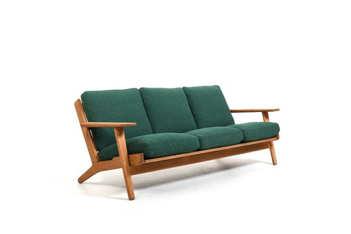 Ge-290 Driezitsbank van Hans J. Wegner voor Getama, 1950