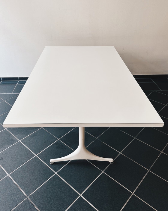 Image 1 of Herman Miller eettafel met voet van George Nelson