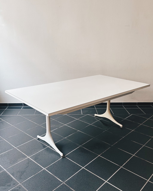 Herman Miller eettafel met voet van George Nelson