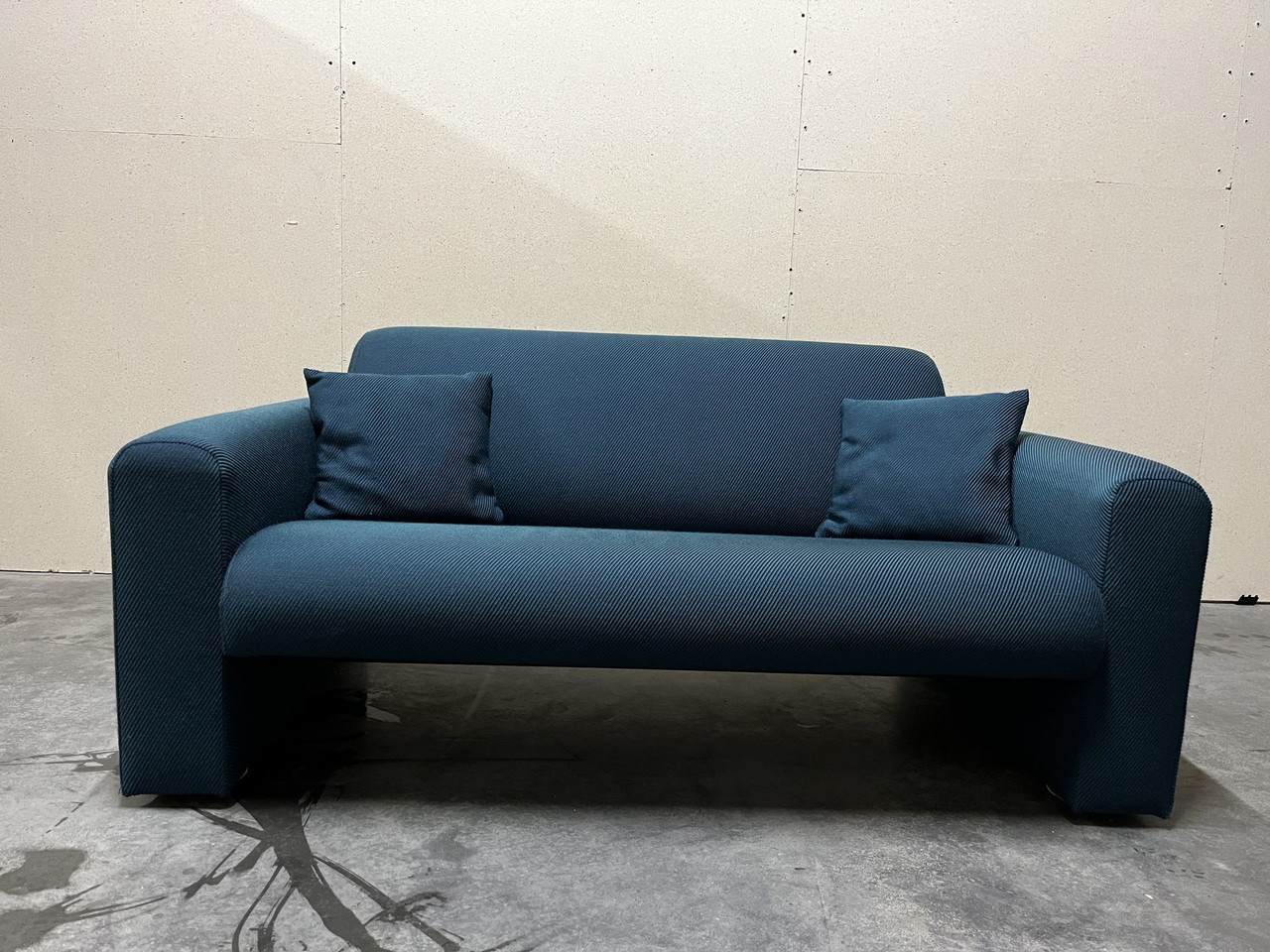 2x Artifort C691 2-zitsbanken