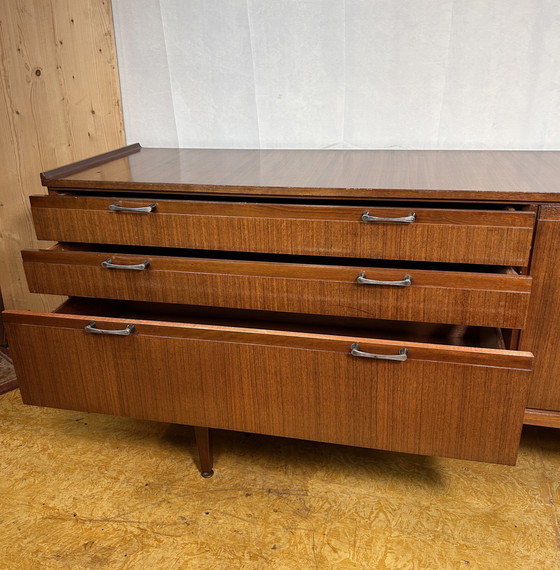Image 1 of Mid-Century Retro Vintage Teak Dressoir Van Meredew 1960 Dit prachtige Mid Century Teak Dressoir Van Meredew Uit De 1960S Is