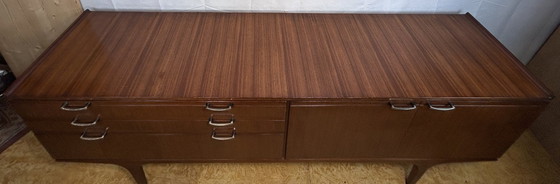 Image 1 of Mid-Century Retro Vintage Teak Dressoir Van Meredew 1960 Dit prachtige Mid Century Teak Dressoir Van Meredew Uit De 1960S Is