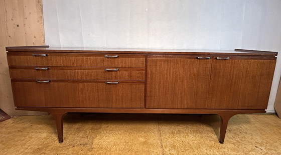 Image 1 of Mid-Century Retro Vintage Teak Dressoir Van Meredew 1960 Dit prachtige Mid Century Teak Dressoir Van Meredew Uit De 1960S Is