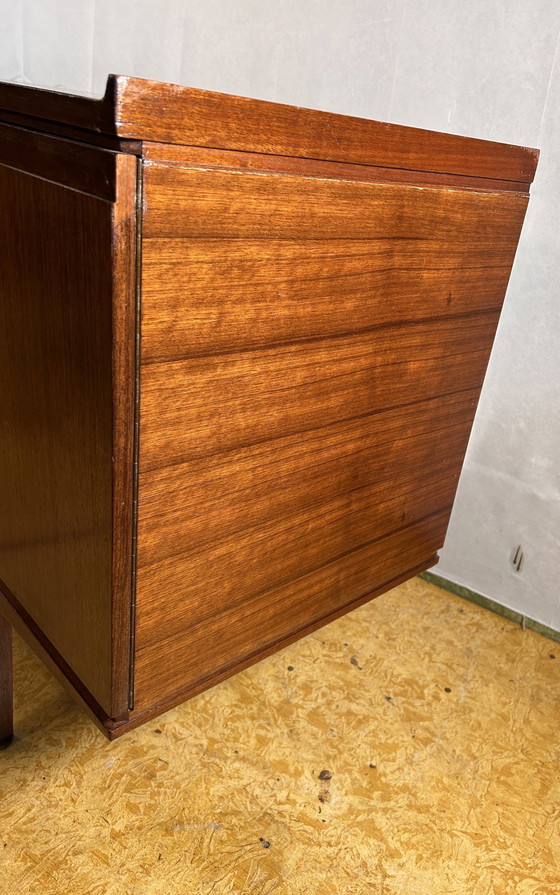 Image 1 of Mid-Century Retro Vintage Teak Dressoir Van Meredew 1960 Dit prachtige Mid Century Teak Dressoir Van Meredew Uit De 1960S Is