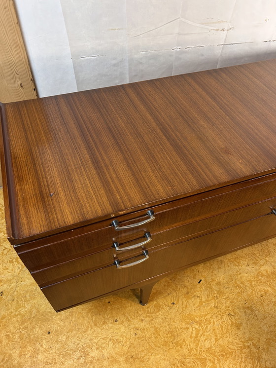 Image 1 of Mid-Century Retro Vintage Teak Dressoir Van Meredew 1960 Dit prachtige Mid Century Teak Dressoir Van Meredew Uit De 1960S Is
