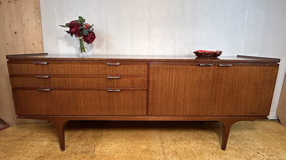 Image 1 of Mid-Century Retro Vintage Teak Dressoir Van Meredew 1960 Dit prachtige Mid Century Teak Dressoir Van Meredew Uit De 1960S Is