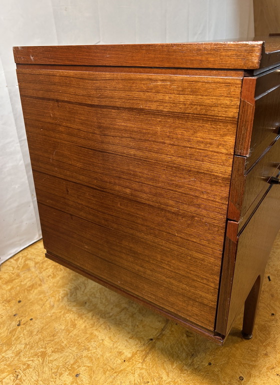 Image 1 of Mid-Century Retro Vintage Teak Dressoir Van Meredew 1960 Dit prachtige Mid Century Teak Dressoir Van Meredew Uit De 1960S Is