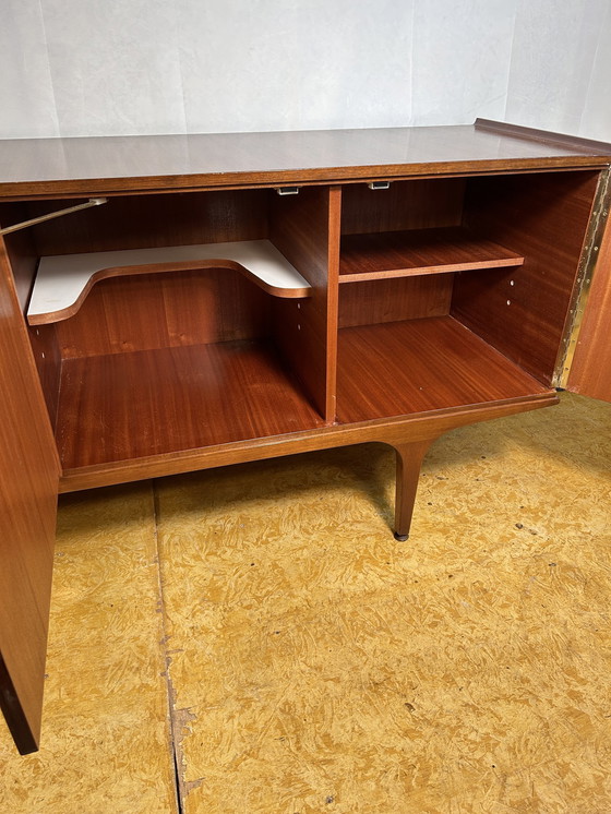 Image 1 of Mid-Century Retro Vintage Teak Dressoir Van Meredew 1960 Dit prachtige Mid Century Teak Dressoir Van Meredew Uit De 1960S Is
