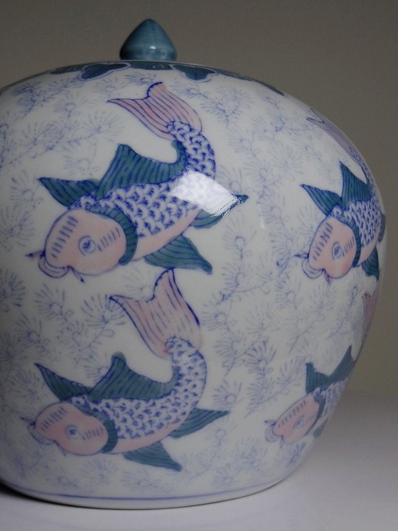 Image 1 of Vintage Chinese bedekt vaasje met Koi karper ontwerpen