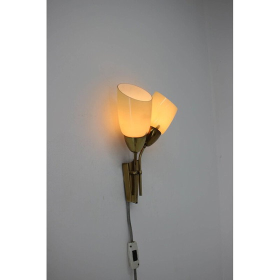 Image 1 of Vintage metalen en goudkoperen wandlamp van Kmenicky Senov, 1950