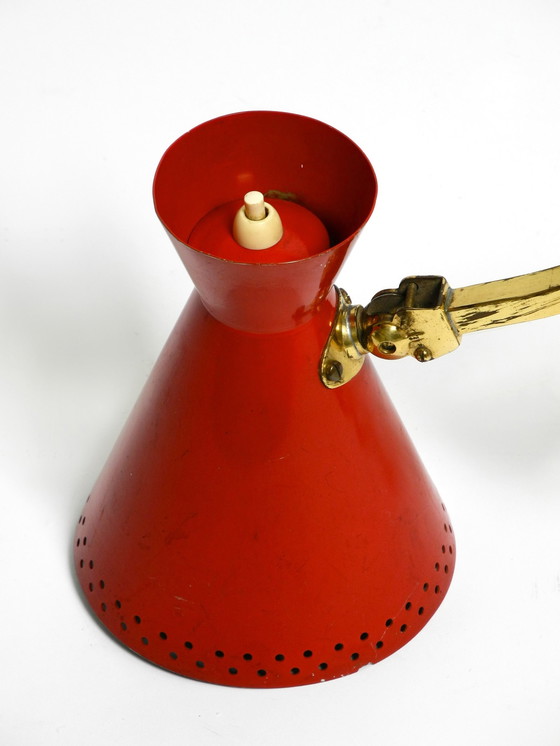 Image 1 of Originele Mid Century Messing Uitschuifbare Schaar Wandlamp Met Aluminium Diabolo Kap In Rood En Messing