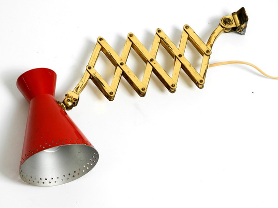 Image 1 of Originele Mid Century Messing Uitschuifbare Schaar Wandlamp Met Aluminium Diabolo Kap In Rood En Messing