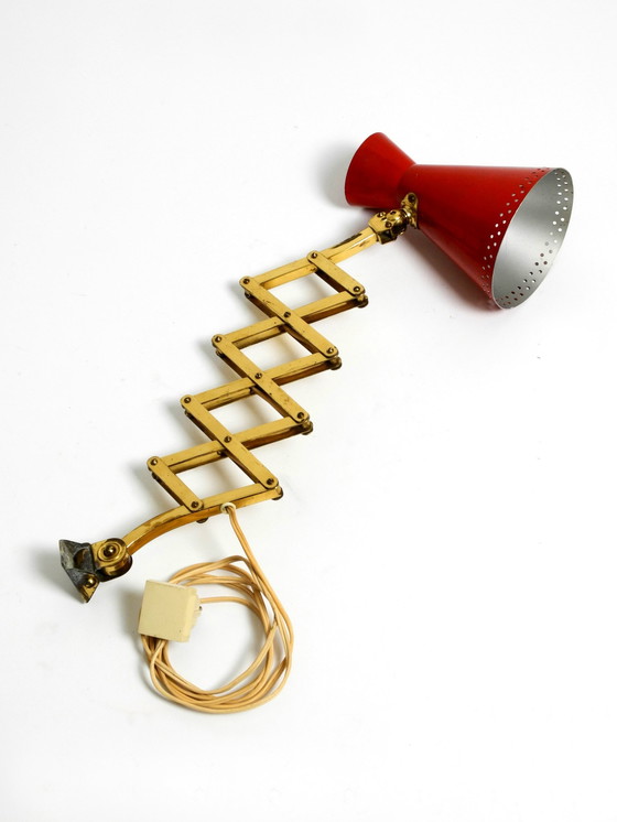 Image 1 of Originele Mid Century Messing Uitschuifbare Schaar Wandlamp Met Aluminium Diabolo Kap In Rood En Messing