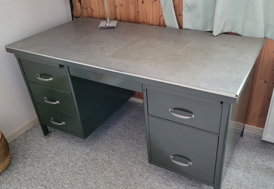 Image 1 of KVS Industrieel vintage bureau