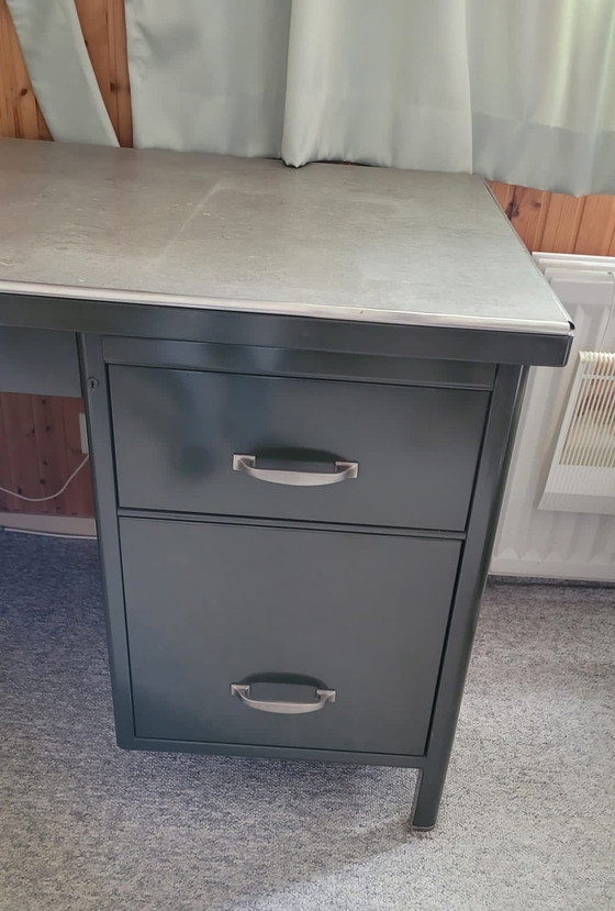 Image 1 of KVS Industrieel vintage bureau