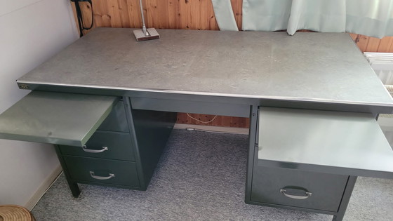 Image 1 of KVS Industrieel vintage bureau