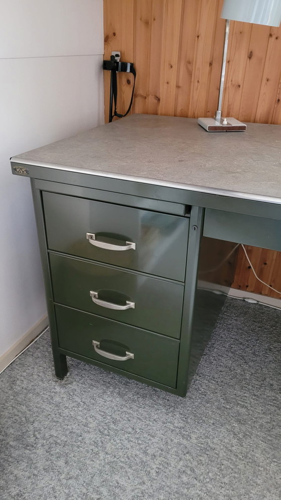 Image 1 of KVS Industrieel vintage bureau