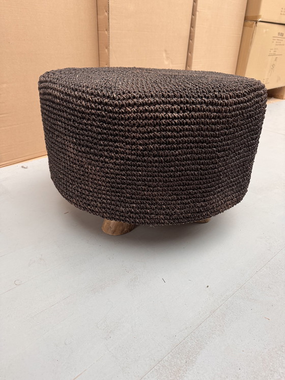 Image 1 of Zwart Gehaakte Ronde Poef, Op Houten Pootjes
