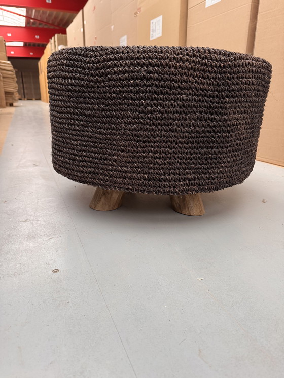Image 1 of Zwart Gehaakte Ronde Poef, Op Houten Pootjes