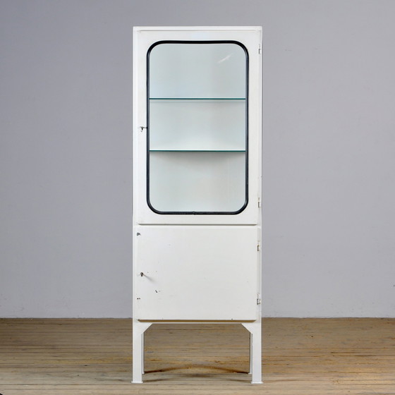 Image 1 of Vintage medisch kabinet van ijzer en glas, jaren 1970