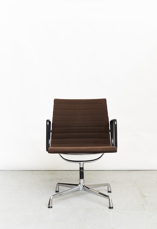 Charles & Ray Eames Chair EA 108 Stoel voor Vitra