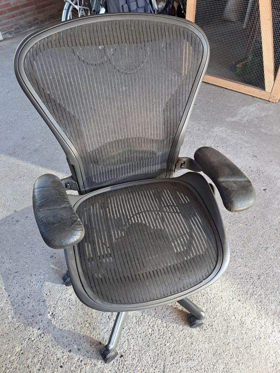 Image 1 of Herman Miller Aeron Bureaustoel Zwart - Opknapper