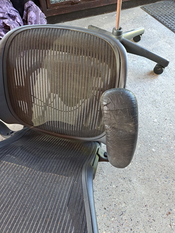 Image 1 of Herman Miller Aeron Bureaustoel Zwart - Opknapper