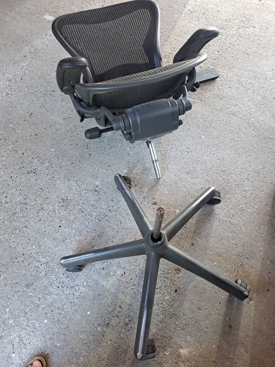 Image 1 of Herman Miller Aeron Bureaustoel Zwart - Opknapper