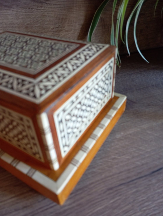Image 1 of Sigaretten Speeldoos, Parelmoer Inlegwerk Hout, Vintage Oosters Handwerk