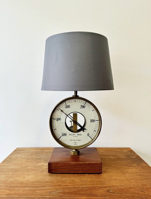 Vintage tafellamp upcycled manometer