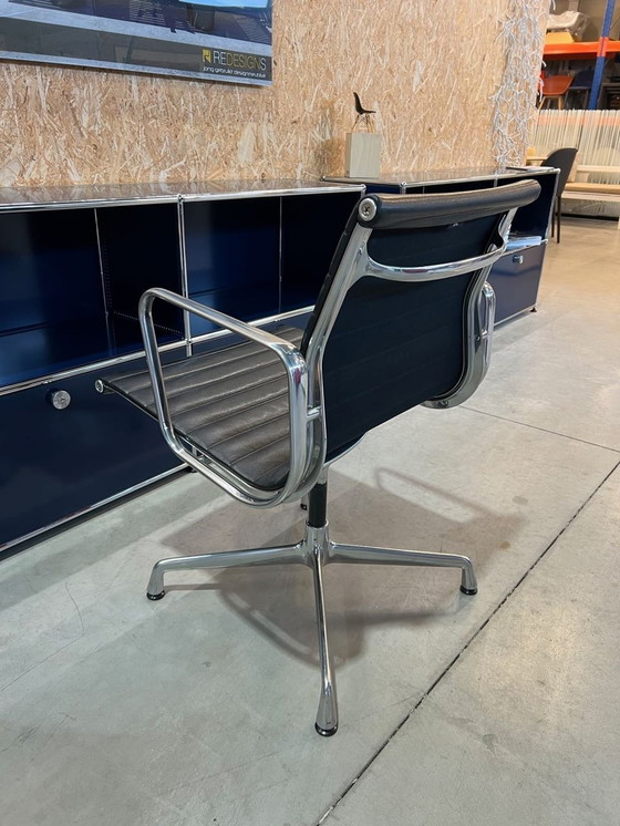 Image 1 of Vitra Eames Ea108 Lederen Stoel 