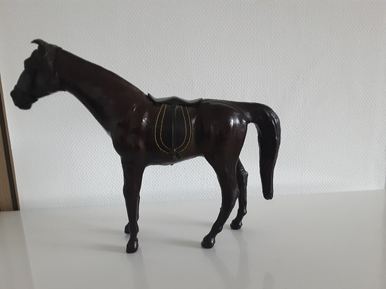 Image 1 of Vintage lederen paard.