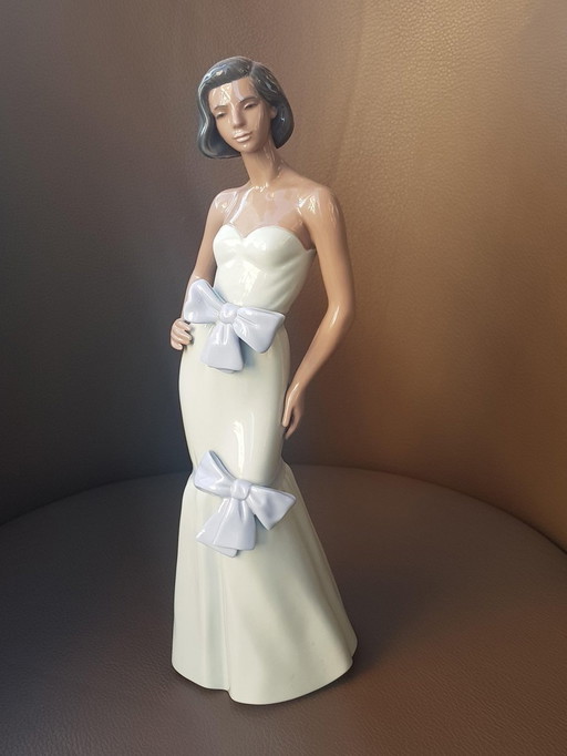 Porseleinen beeldje van een vrouw van Nao Lladro, 1970S