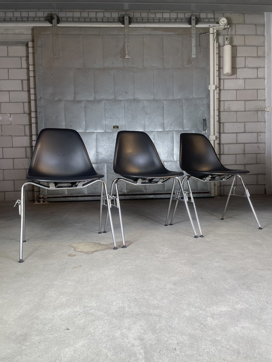 Image 1 of 4x Vitra Eames DSS chair zwart