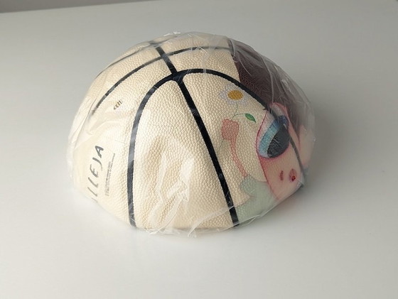 Image 1 of Basketbal kunstbal van Javier Calleja X Mira Mikati Limited Edition Málaga 2023