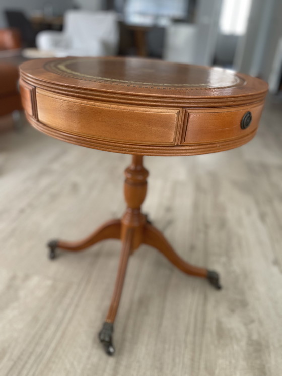 Image 1 of Vintage Engelse taxus en lederen tafel