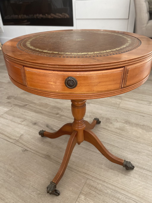 Vintage Engelse taxus en lederen tafel