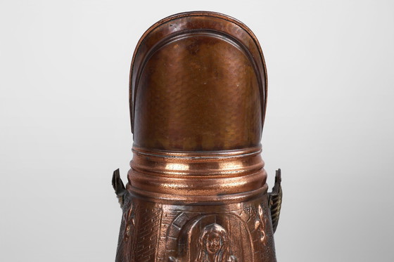 Image 1 of Koperen paraplubak met gehamerd reliëf van een religieus tafereel, Frankrijk Ca. 1900