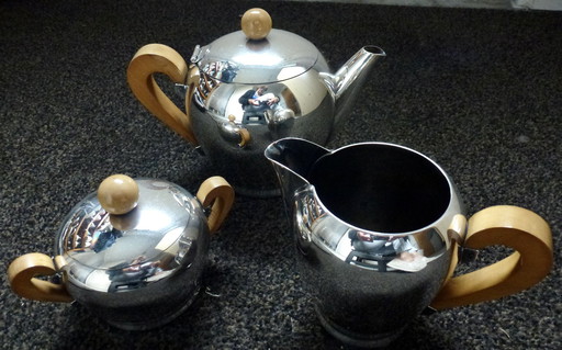 Carlo Alessi Koffieset, Verzilverd Met Appelhout Handvatten En Knoppen, Model Bombé, Ontwerp 1945.