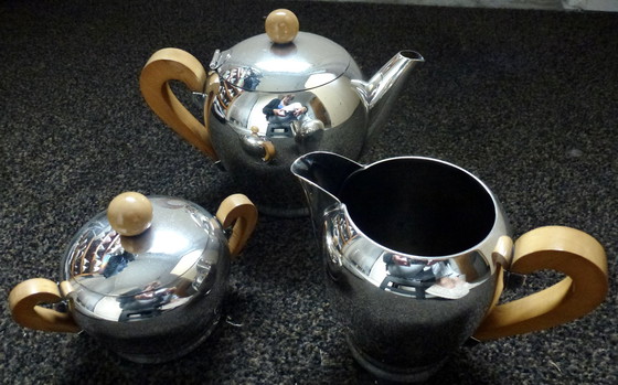 Image 1 of Carlo Alessi Koffieset, Verzilverd Met Appelhout Handvatten En Knoppen, Model Bombé, Ontwerp 1945.